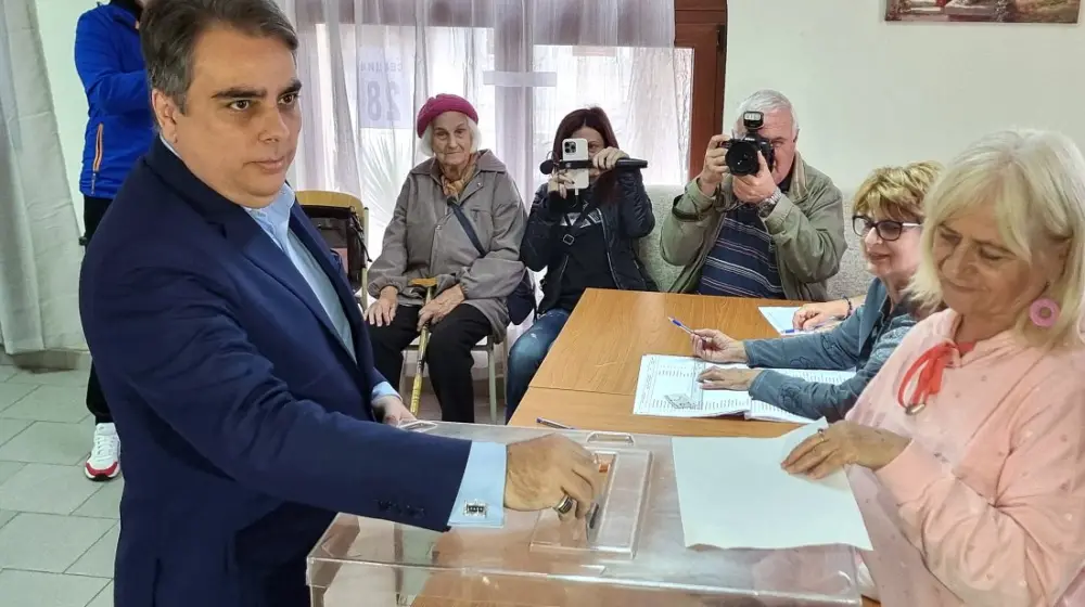 Асен Василев гласува в Хасково: Да изберем човек, от когото да не ни е срам