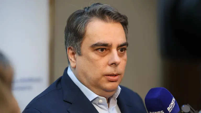Асен Василев призова Радев да не използва Министерския съвет като партийна централа
