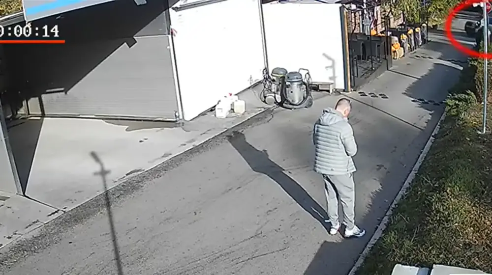 Два еднакви джипа около дома на Слави Бинев в деня на убийството