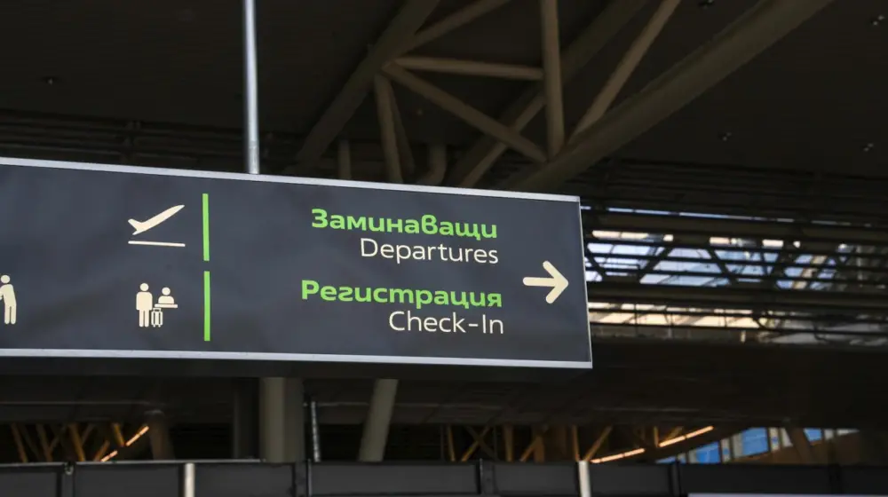 Две студентки: едната търси опит в чужбина, другата остава в България и гради кариера