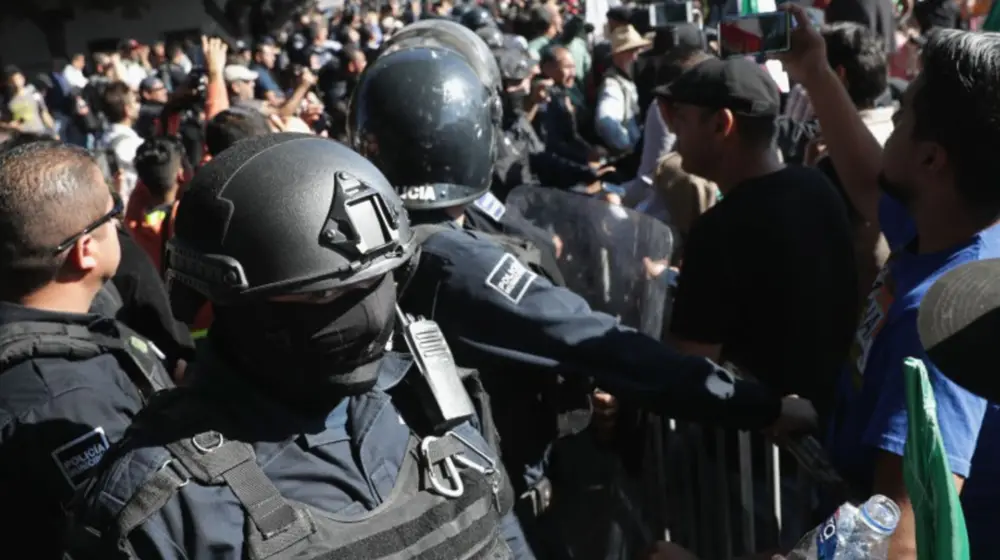 Палят огън, за да имат вода: Протестиращи хвърляха коктейли Молотов в Мексико (ВИДЕО)