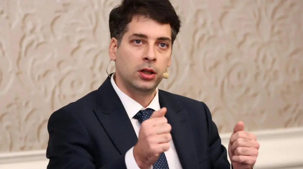 Пеканов: Дефицитът няма да падне под 3% още през първата година