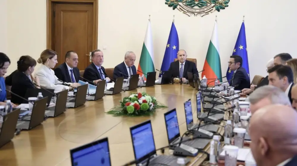 Правителството: Социалните придобивки в Бюджет 2027 няма да бъдат намалявани, казва Радев