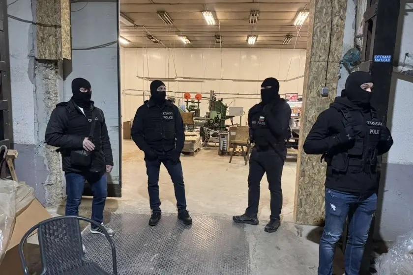 Разбиха тайна фабрика за цигари в Карнобат, проверяват откога работи