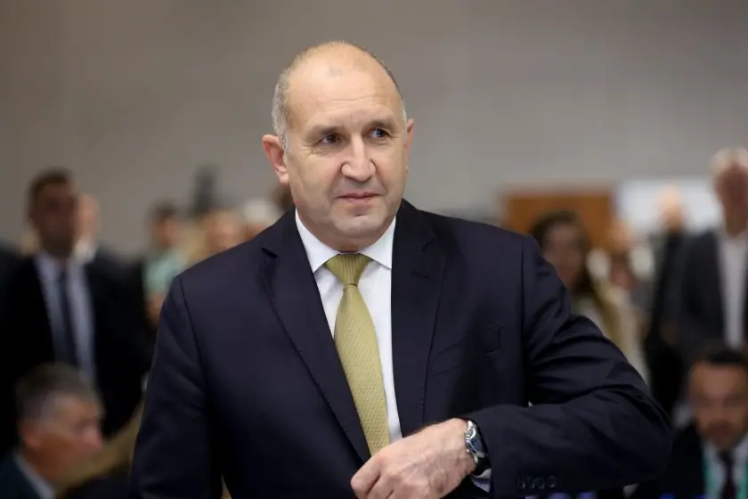 Румен Радев призова да изпратят сглобката в небитието в неделя