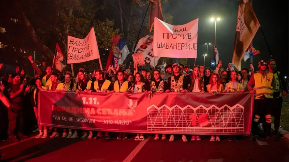 Сръбските студенти закриха кампанията си с огромен митинг преди изборите в неделя (ВИДЕО)