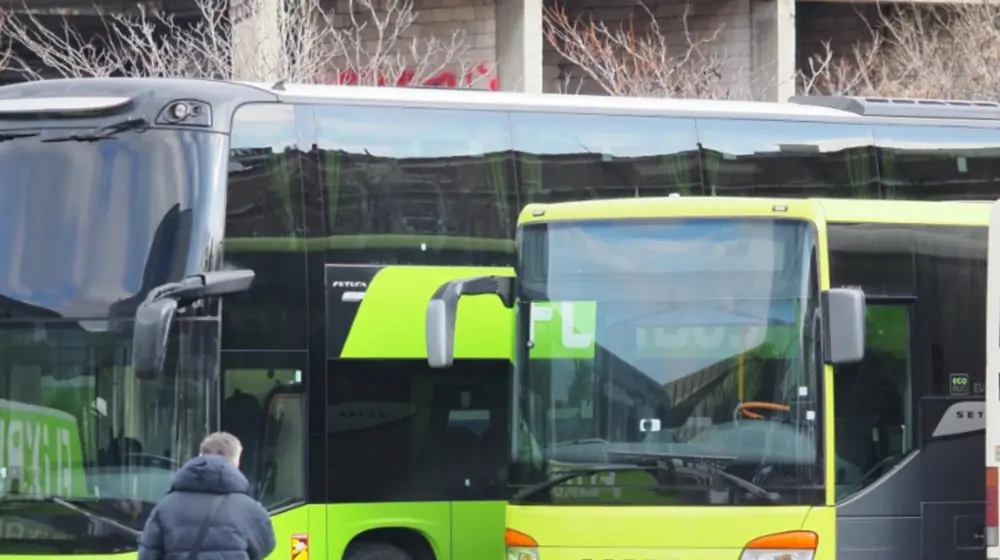 "Това е позор": Автобуси от Северна Македония отидоха за митинг на Вучич за "Обединена Сърбия" (ВИДЕО)